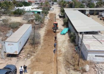 Supervisan pavimentación con concreto hidráulico en calle Jacarandas en la colonia Las Veredas