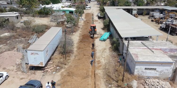 Supervisan pavimentación con concreto hidráulico en calle Jacarandas en la colonia Las Veredas