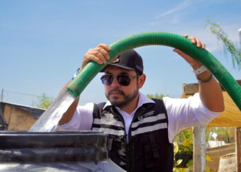 Alcalde Christian Agúndez entrega tinacos, agua potable y apoyos en beneficio de familias de Cabo San Lucas