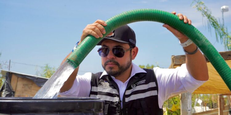 Alcalde Christian Agúndez entrega tinacos, agua potable y apoyos en beneficio de familias de Cabo San Lucas
