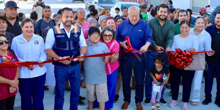 Familias reciben la pavimentación integral de la calle Ejido La Ribera en la colonia Ejidal I 