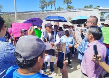 Atiende Ayuntamiento de Los Cabos a manifestantes de la colonia Fundadores en Cabo San Lucas
