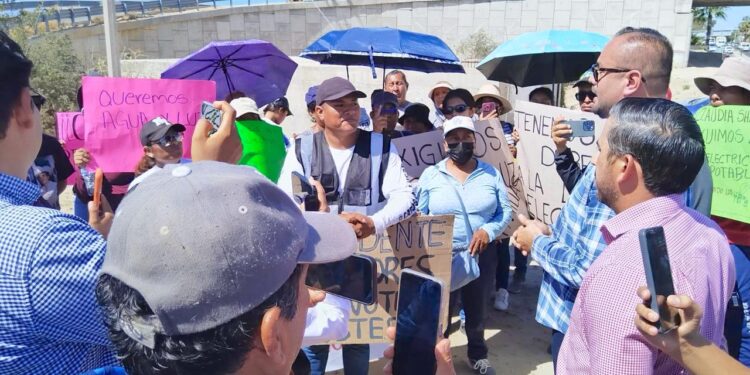 Atiende Ayuntamiento de Los Cabos a manifestantes de la colonia Fundadores en Cabo San Lucas