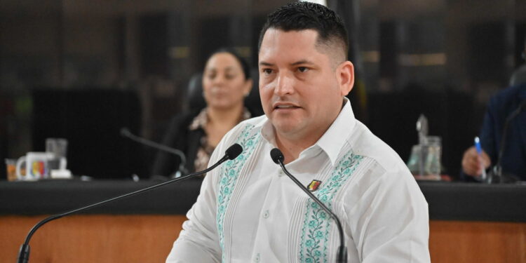 Presenta diputado Erick Agúndez iniciativa para regular uso de celulares en escuelas de BCS