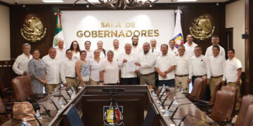 Recibe Gobierno del Estado pliego petitorio del magisterio sudcaliforniano; incluye temas laborales y salariales