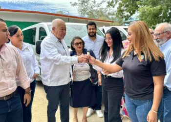 Sostiene Gobernador diálogo con habitantes de Los Cabos en materia de salud y entrega unidades de transporte