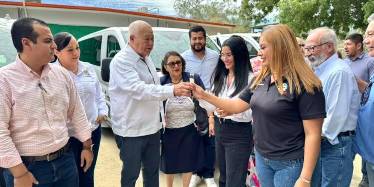 Sostiene Gobernador diálogo con habitantes de Los Cabos en materia de salud y entrega unidades de transporte