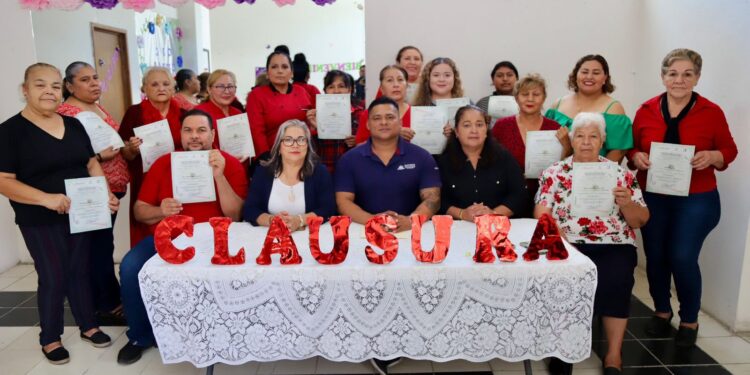 Capacitan a más de 100 personas en oficios para fortalecer la economía familiar en La Paz