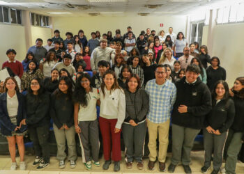 Milena Quiroga comparte con juventudes del CECyT resultados de la modernización digital en La Paz