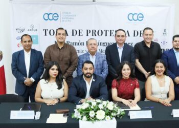 Asiste Subsecretario de Administración a toma de protesta de empresarios jóvenes del CCE La Paz
