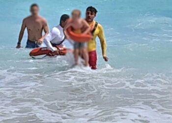 Guaradavidas de ZOFEMAT logra rescate oportuno de menor en Playa Santa María
