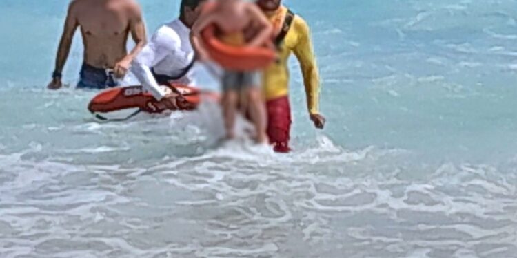 Guaradavidas de ZOFEMAT logra rescate oportuno de menor en Playa Santa María