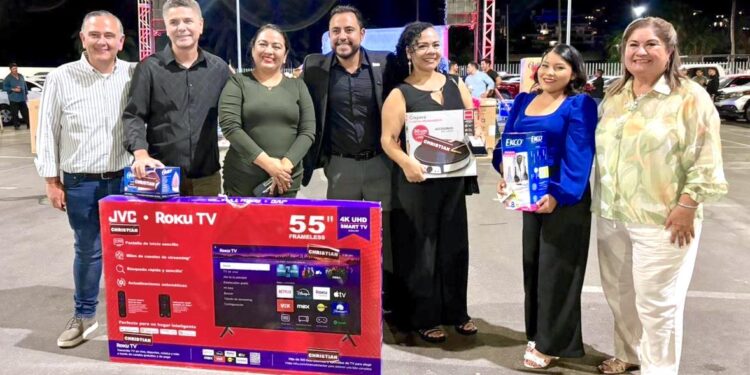 Festeja Christian Agúndez a maestras y maestros de Los Cabos; reconoce su compromiso por la educación 