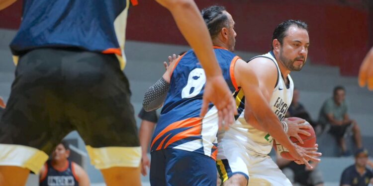 Participa alcalde Christian Agúndez en final de torneo de básquetbol burocrático