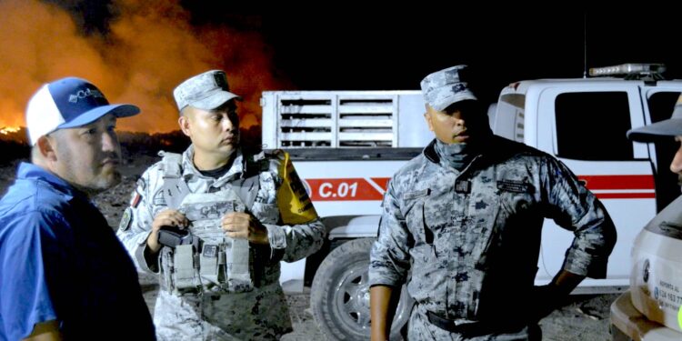 Mantienen bajo control incendio en relleno sanitario de Palo Escopeta; continúan labores de mitigación
