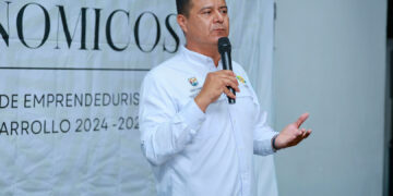 Entrega Ayuntamiento de Los Cabos apoyos económicos a 71 familias del sector emprendedor y pesquero