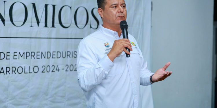 Entrega Ayuntamiento de Los Cabos apoyos económicos a 71 familias del sector emprendedor y pesquero