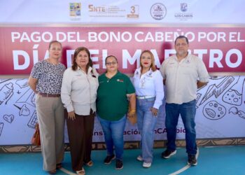Cumple Ayuntamiento de Los Cabos con entrega de bono al magisterio cabeño