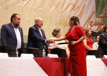 Gobernador Víctor Castro celebra el Día del Maestro con estímulos a 198 docentes sudcalifornianos