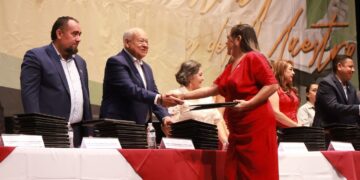 Gobernador Víctor Castro celebra el Día del Maestro con estímulos a 198 docentes sudcalifornianos