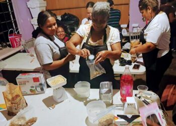 Capacita Ayuntamiento de La Paz e ICATEBCS, a mujeres de Laguna Azul 
