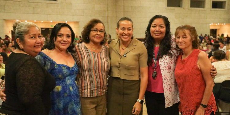 En La Paz sí reconocemos a las mamás los 365 días del año, con apoyos, programas sociales y respaldo total: Milena Quiroga