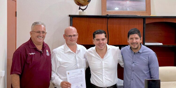 Entrega Jefe de Gabinete de Los Cabos nombramiento a nuevo encargado de despacho de Oficialía Mayor