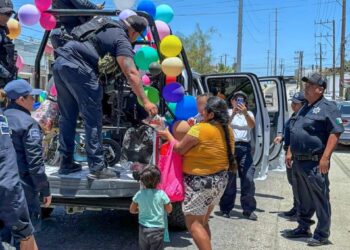 Agentes de Seguridad Pública celebran el Día de la Niñez con brigadas en colonias de Los Cabos