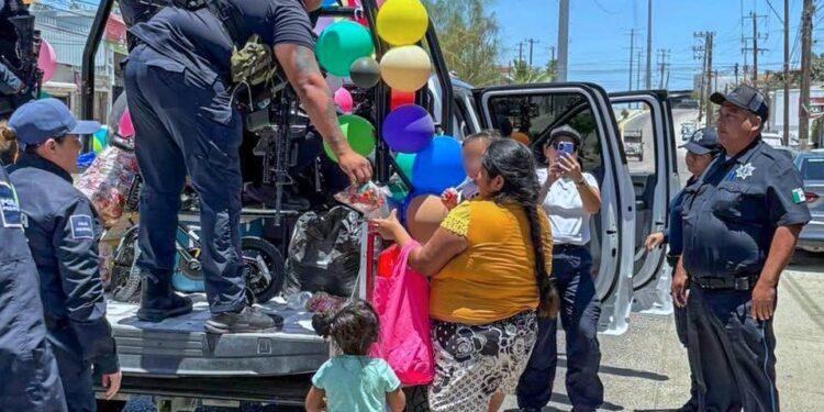 Agentes de Seguridad Pública celebran el Día de la Niñez con brigadas en colonias de Los Cabos