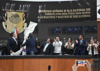 Rinde Congreso homenaje a maestras y maestros de BCS