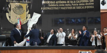 Rinde Congreso homenaje a maestras y maestros de BCS
