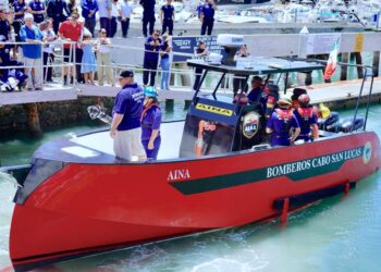 Presentan en Cabo San Lucas la primera embarcación bombera de México