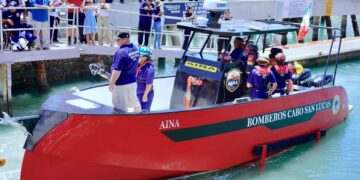 Presentan en Cabo San Lucas la primera embarcación bombera de México