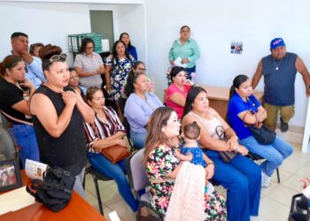 Capacitan a emprendedores del mercado La Placita en estrategias para expandir sus negocios