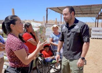 Entrega Christian Agúndez materiales de construcción a 15 familias afectadas por incendio en Cabo San Lucas