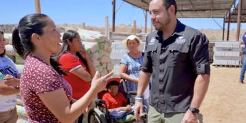 Entrega Christian Agúndez materiales de construcción a 15 familias afectadas por incendio en Cabo San Lucas