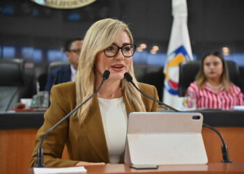 Busca diputada Karina Olivas permitir que el apellido materno pueda ir primero en actas de nacimiento en BCS 