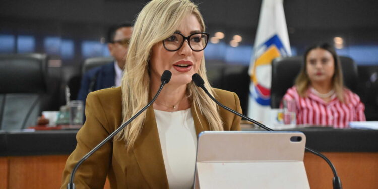 Busca diputada Karina Olivas permitir que el apellido materno pueda ir primero en actas de nacimiento en BCS 
