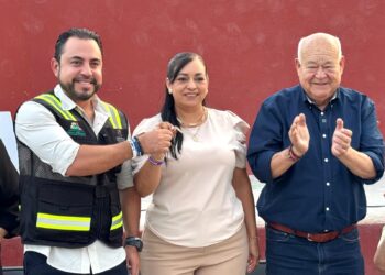 Entregan ambulancia, camión cisterna y apoyos a familias de El Campamento, en Santiago
