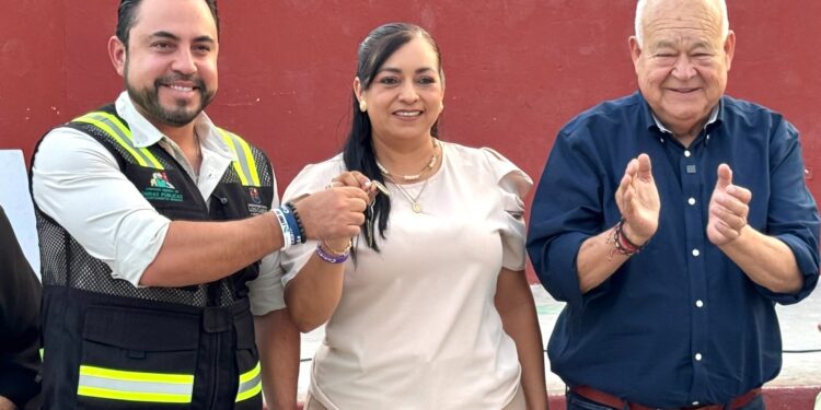 Entregan ambulancia, camión cisterna y apoyos a familias de El Campamento, en Santiago