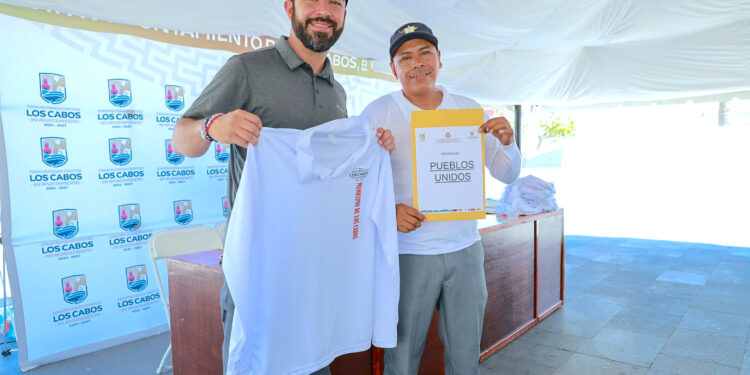 Entrega Ayuntamiento de Los Cabos credenciales y uniformes para el ordenamiento del comercio ambulante