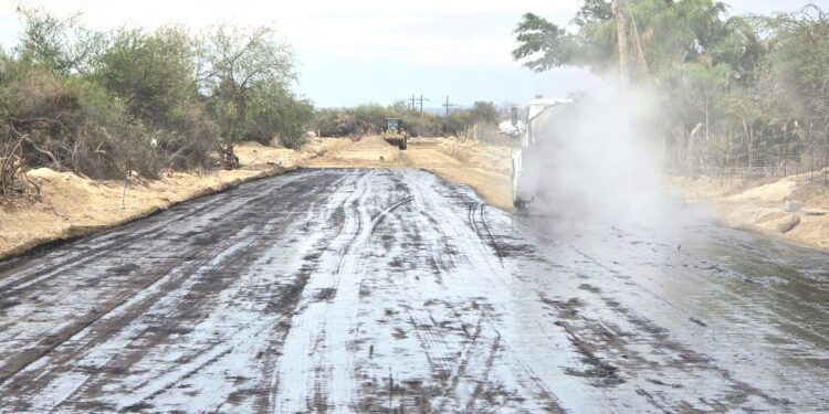 Registra avance del 45% la pavimentación del camino a El Ancón en Los Barriles