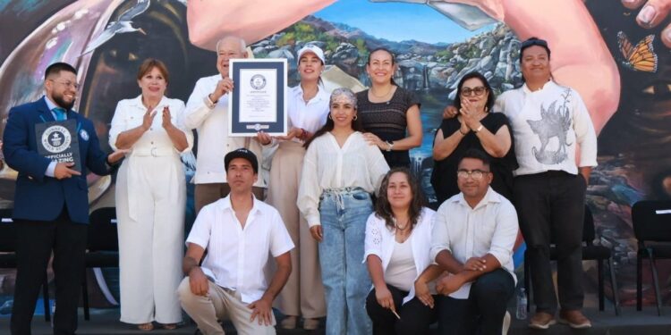 Recibe Gobernador de BCS reconocimiento de Guinness World Records por mural interactivo de fútbol