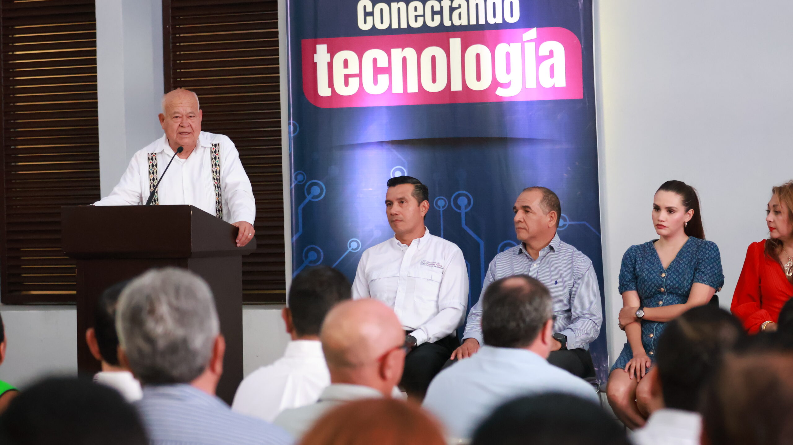 Entrega Víctor Castro nuevo C5; avanza BCS en la modernización de la seguridad