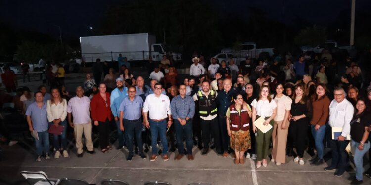 Encabeza Gobernador encuentro ciudadano y entrega apoyos en El Campamento