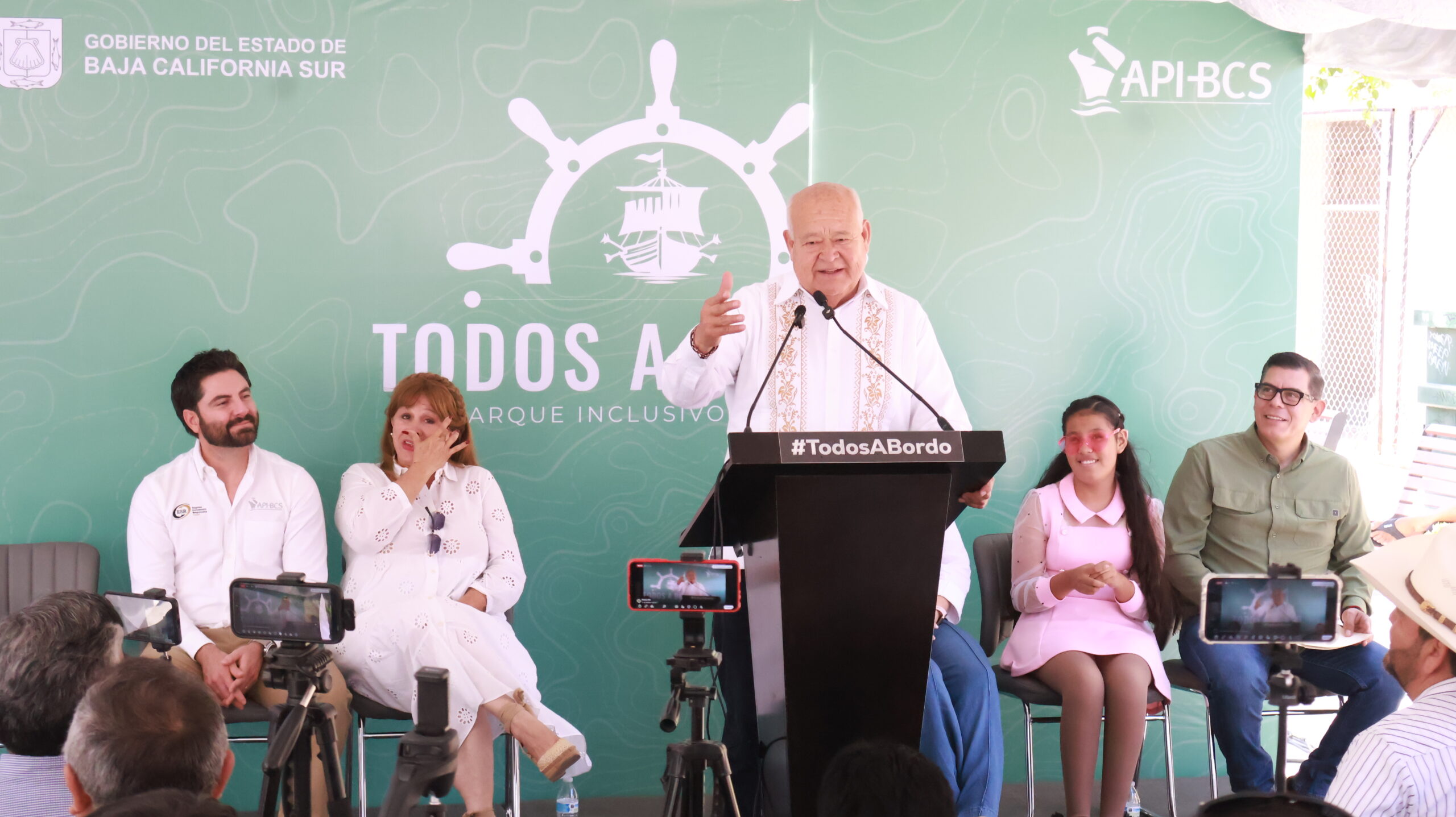 Presentan parque infantil inclusivo “Todos a Bordo” en el malecón costero de La Paz