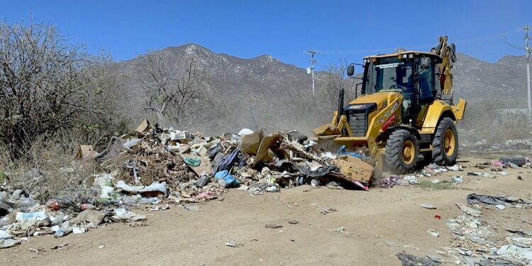 Intensifica Servicios Públicos desazolve de arroyos y canales ante temporada de ciclones en Los Cabos