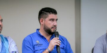 Los Cabos abre sus bahías al mundo con “Nadando Chileno”