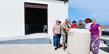 Regidoras y Atención Ciudadana llevan apoyos a familias de Palo Escopeta