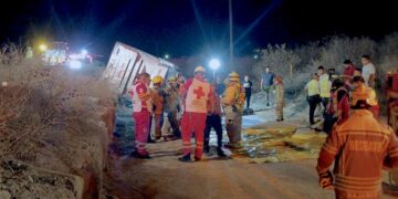 Autoridades atienden a víctimas de accidente de tránsito en Santa Anita